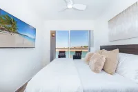 Modern Beachfront Retreat 2 King Suites +