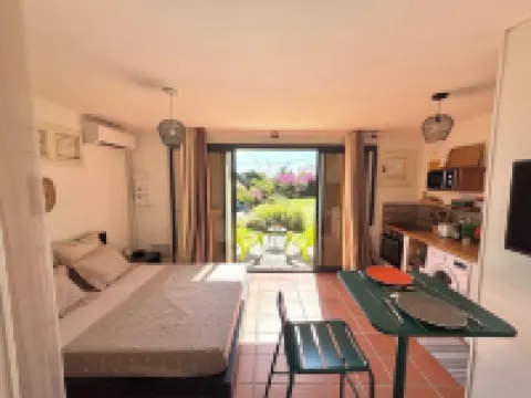 Cosy studio overlooking the rock, 5 minutes from the beach on foot