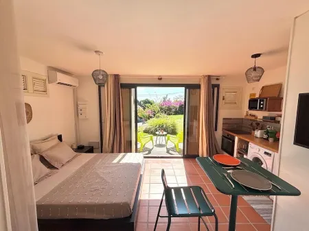 Cosy studio overlooking the rock, 5 minutes from the beach on foot