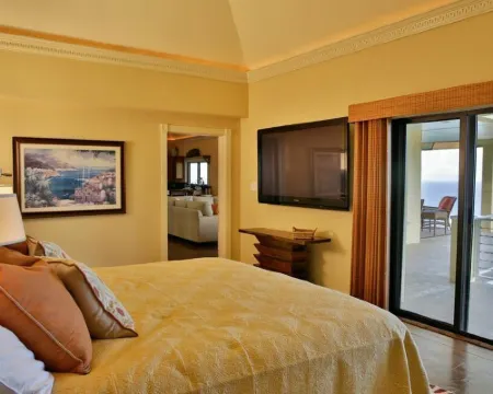 Private Paradise!  One level, panoramic views from every room! Hotels in Southside
