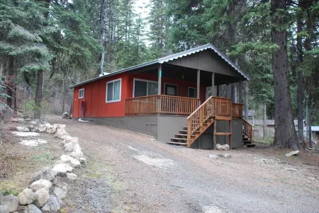 Cozy Creekside  Cottage.