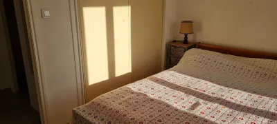 Ground-floor apartment with garden and barbecue near beach and shops.