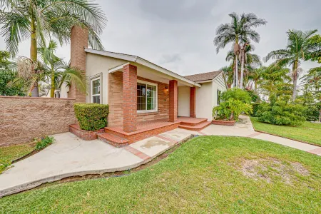 Cozy, spacious 4B4B house with high-speed internet near Disney Отели рядом с достопримечательностью «Библиотека Уэст-Ковина»