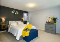 6BR • Sleeps 12 • Stocked Kitchen • 10-Min Stroll to Lake Huron Hotels in Sarnia