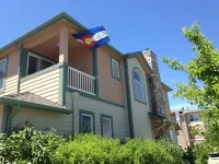 Modern 3 Bedroom Townhome, 3.5 Bathrooms, 2 Cars Garage with Level 2 EV Charging Hotel in zona Council Tree Library