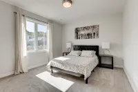 Cozy, spacious family home w/ Arcade! 5 mins from Beach!
