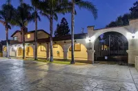 Sunset Spanish Villa W/ Pool, Pool table, BBQ +