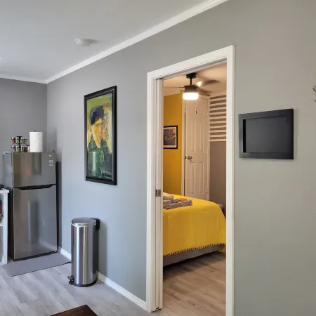 Vibrant Art Retreat. Stylish 1 Bedroom Private Cottage Centrally located.