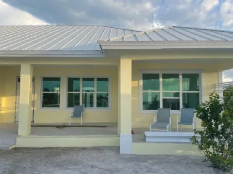 Newly Remodeled Home with Pool on the Harbor with a Beach view an a 22x40 dock. Hotels in 