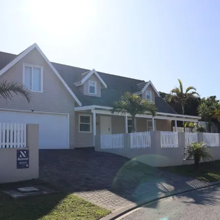 Stylish & Cozy House - 5min from the beach!