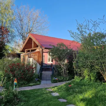 Sunny holiday home with a cozy sleeping loft, idyllically located in the garden.
