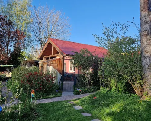 Sunny holiday home with a cozy sleeping loft, idyllically located in the garden. Hotels in Barth