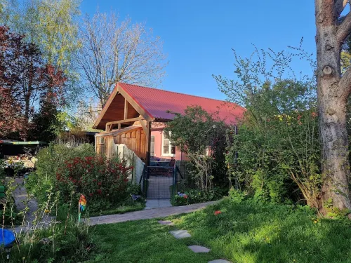 Sunny holiday home with a cozy sleeping loft, idyllically located in the garden.