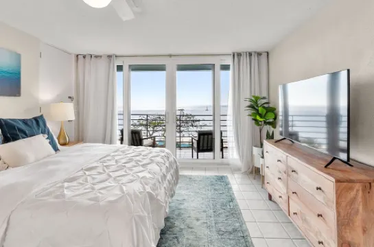 Ocean View, Spacious Condo next to Pool