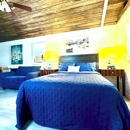Cozy Lake Front Studio Cabin - Wifi/AC/Queen Bed/Twin Sleeper/Lake View- Cabin 3