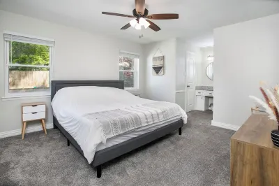 Rare~Boho~OutdoorOasis~Pool~Firepit~Grill~Kingbed~ Hôtels à proximité de : Garden Center at The Home Depot