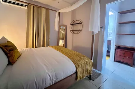 Pristine 1 Bedroom1 Bathroom Bungalow in Belize City Отели рядом с достопримечательностью «The Belize Sign Monument»