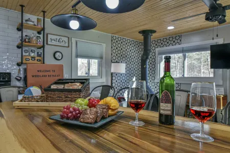 Tranquil Retreat, deck, hot tub, short drive DT Hendersonville, pet-Friendly