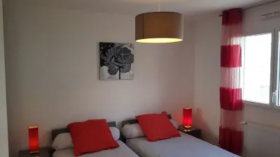 APARTMENT T3 Small sea view 150 meters from the beach. Plage du Coq 주변 호텔