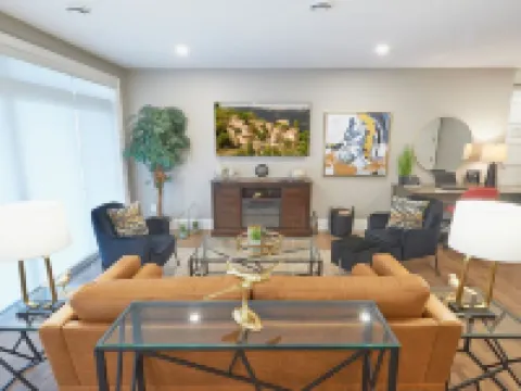 SRS  Sunrise Suite ~ Private 2 King Apartment with Parking โรงแรมในคิตเชเนอร์