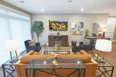 SRS  Sunrise Suite ~ Private 2 King Apartment with Parking