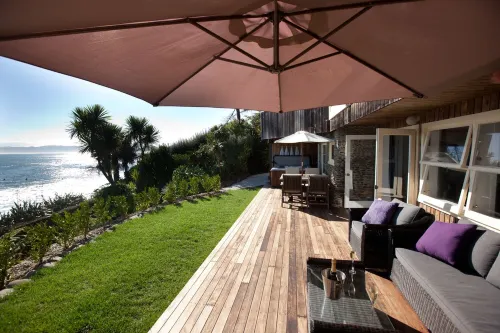 Whale Bay Surf Bach + Spa - Absolute Waterfront