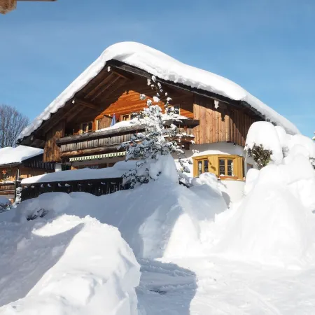 Comfortable, fully furnished apartment with mountain views for 4 people