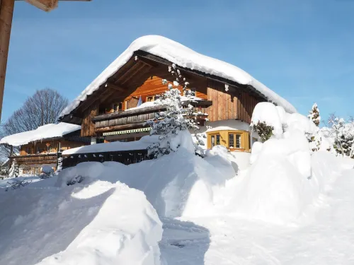 Comfortable, fully furnished apartment with mountain views for 4 people