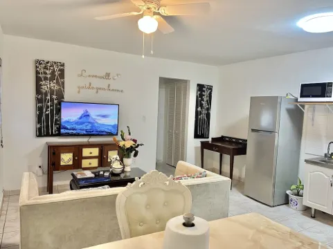 Lovely Apartment with King Size Bed in Venetian Road