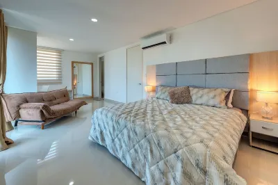 Luxury Airport Penthouse 4 BD 3 BA + Rooftop Pool