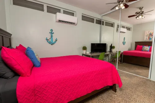 Private Pool and Swim up Bar-Immediately up the hill from Crashboat Beach!