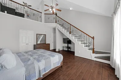 Luxury Dream Home with Pool and Surround Sound System. Close to Splash pad, etc. Hotels near Kroger