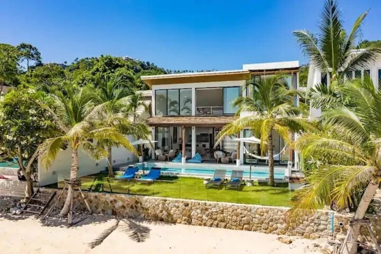 รูปภาพของBeachfront Villa InduBlue .5 En-Suite AC bedrooms .Housekeeper Inc. Private Pool