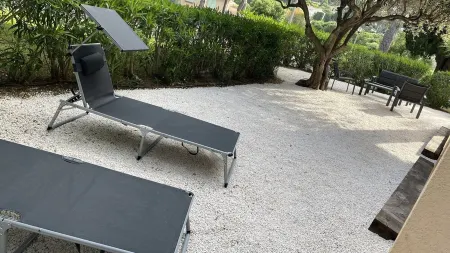 Superb air-conditioned apartment with sea view in a residence with swimming pool at La Nartelle