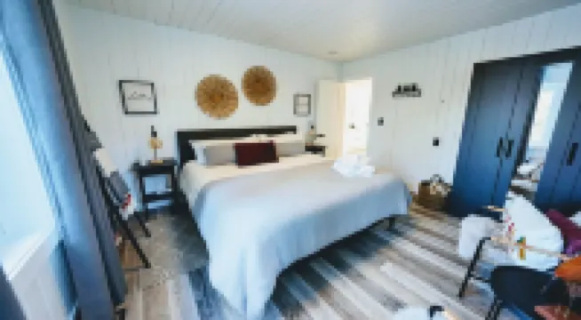 Newly Renovated Secluded Cottage