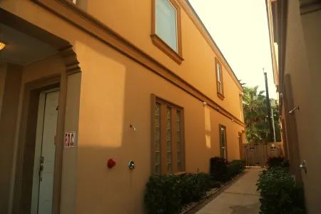 Cozy Coastal 2BD/2BA Family Condo w/Pool. Walking distance to beach and stores. Отели рядом с достопримечательностью «Sea Turtle, Inc.»