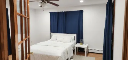 BEACH HOUSE, FIVE Minutes walk to the beach,  Very Spacious Отели в г. Лонг Бич