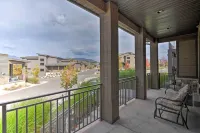 Modern Huntsville Resort Retreat w/ Deck & Hot Tub - Apartments