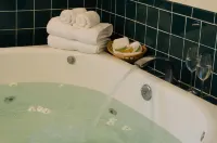 Carlin's Cottage Court - Hot Tub