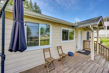 Walk to Beach: Creek-front Sekiu Home w/ Fire Pit! Отели в г. Секиу