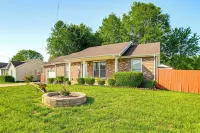 Home w/ Hot Tub, Playset & Grills in Clarksville! - 4 stjerner