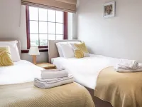 Sea Lily Hotels near The Lindisfarne Gospel Garden