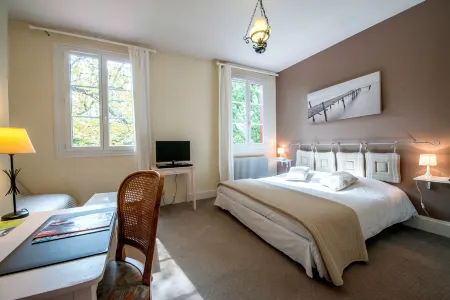 Logis Hotels - Au Colombier du Touron Отели в г. Мадайан