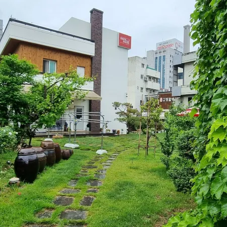 Daegu House - Hostel Отели рядом с достопримечательностью «Башня 83 Tower»