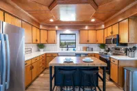 Stone Ledge Lake Getaway Hotels in Clam Lake Township