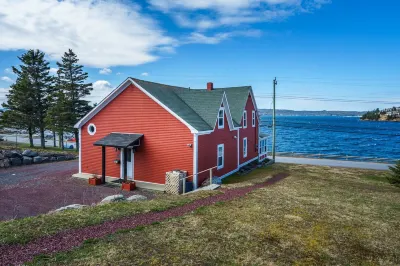 Inn by the Bay Hotel di 