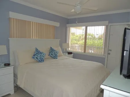 Aqua Mar Condos Отели рядом с достопримечательностью «Laguna Bay Nursery Inc»