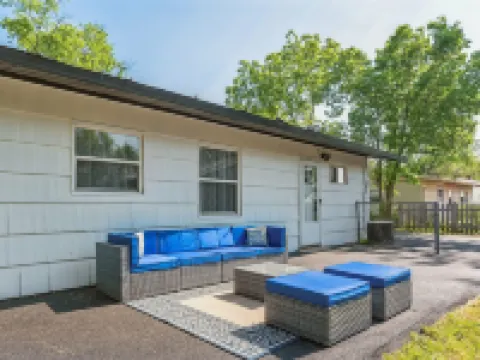 Charming Contemporary Family Home 3 Bedroom Home by RedAwning Hoteles en Glenview