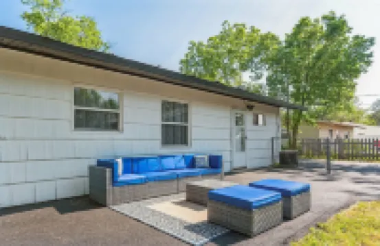 레드어닝의 매력적인 현대 가족용 홈 3베드룸 홈