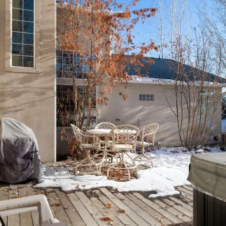 Family Getaway~Hot Tub, Ice Castles & Tubing Hs 5 Bedroom Home by RedAwning